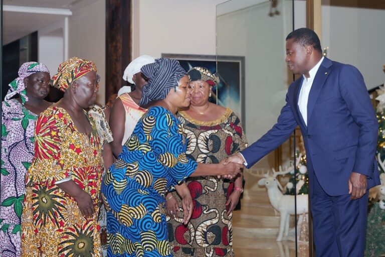 Faure Gnassingbé avec les femmes victimes de l’incendie